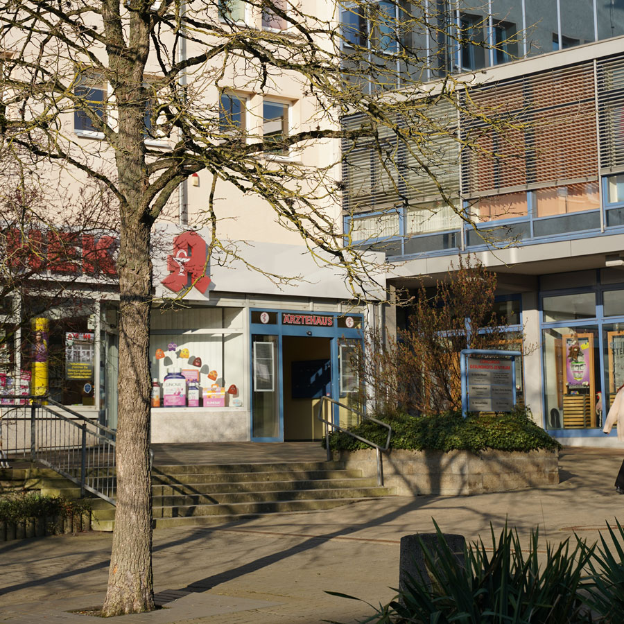Außenansicht Albertplatz 1a mit Blick auf Apotheke und den Eingangsbereich